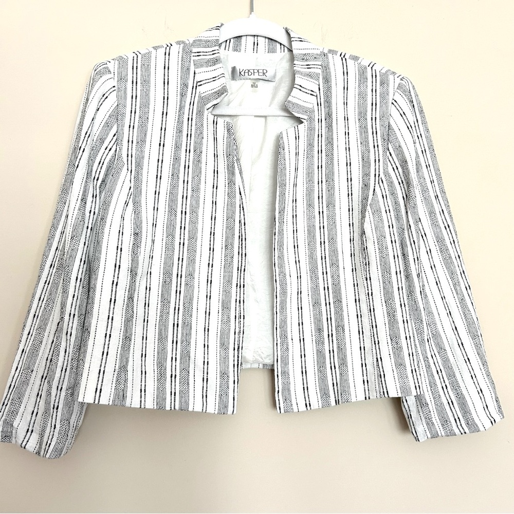Kasper Women’s White Cropped Collarless Blazer with Elegant Black Stripes